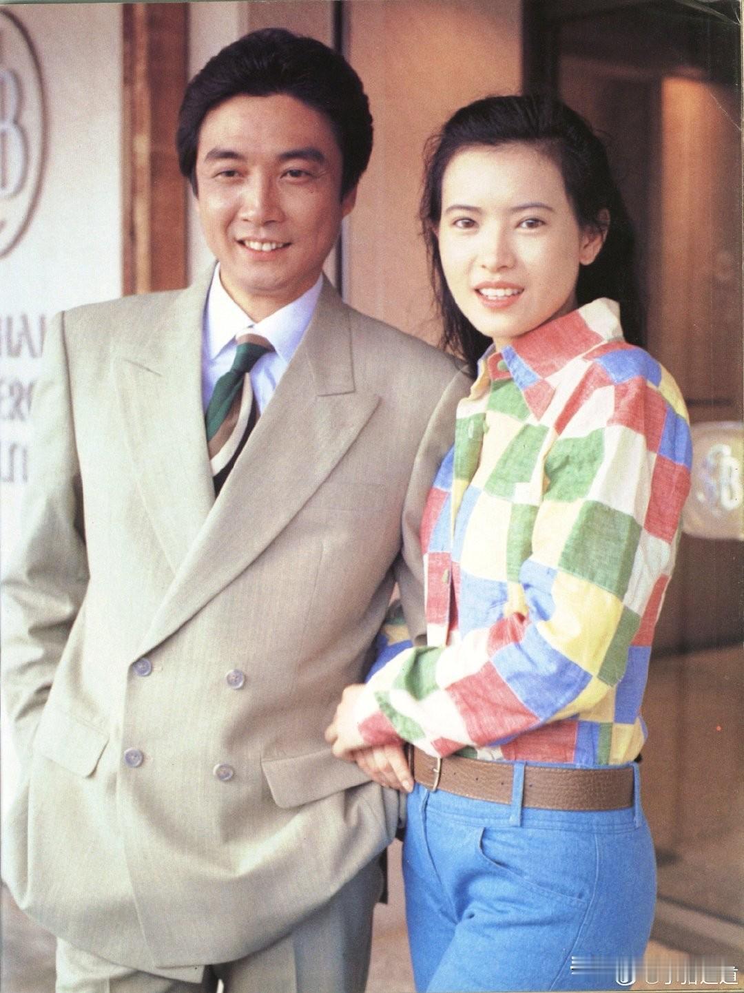 🎬1992年，《大时代》片场。蓝洁瑛双手插兜，笑得天真灿烂。

彩色格纹衬衫，