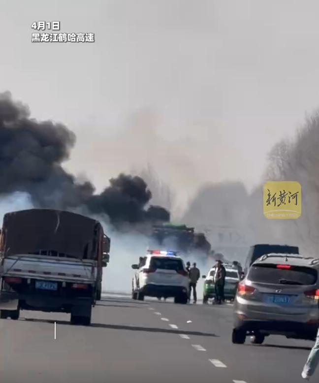 4月1日上午9时许，黑龙江鹤哈高速（鹤岗至哈尔滨方向）绥化市北林区津河镇段发生一