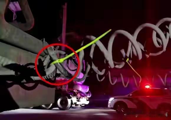 刹车被人动了手脚，刹不住了，砰！两车相撞，电视情节照应到现实，这不是故事，是事故