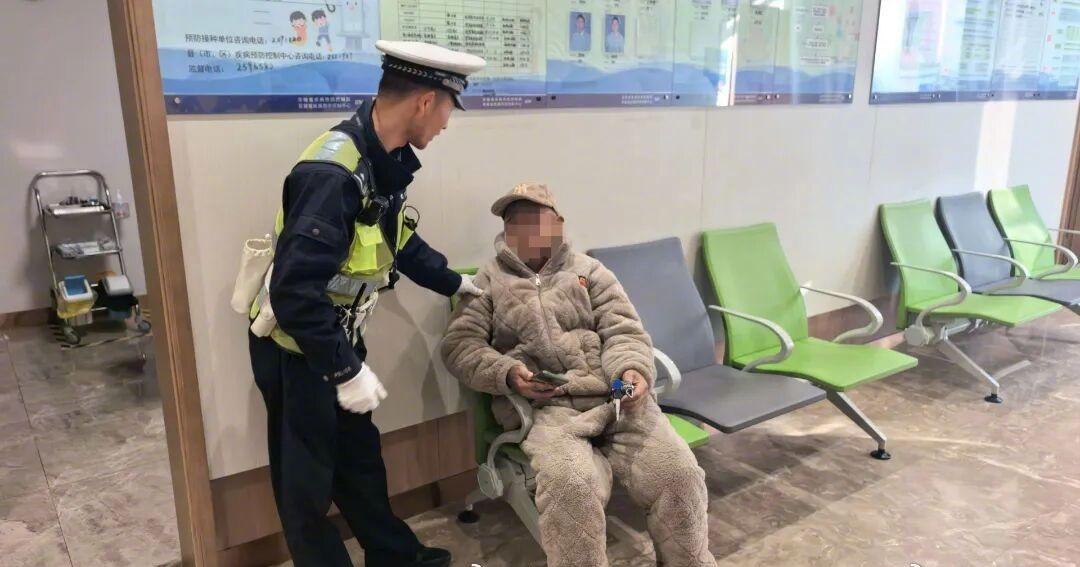 【司机突发疾病民警紧急开道】3月12日7时许，  交管大队民警辅警在早高峰执勤时