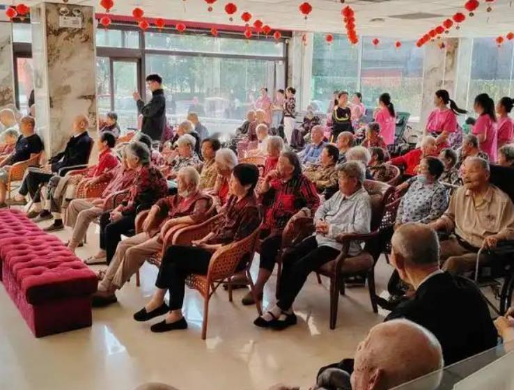 说的好听一点去养老院好像去养老，实际上去养老院的就是去等死，特别是躺在床上不能自