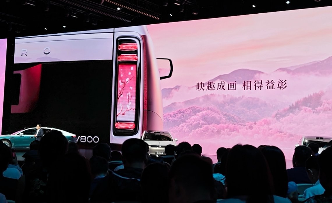 尊界 V800 舱内有效空间超过 3.8 米，拥有 758L 装载空间，还可扩展