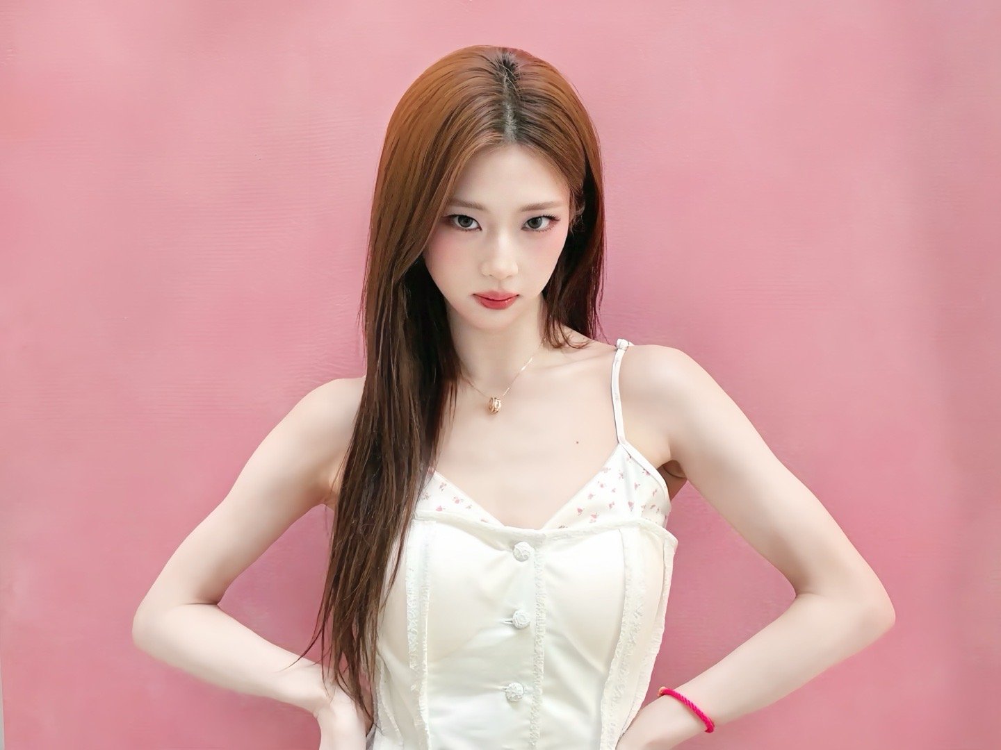 0000周渔转身下楼，顺着人民路往前走，走到路口的时候拐进一条小巷子，周围是繁密