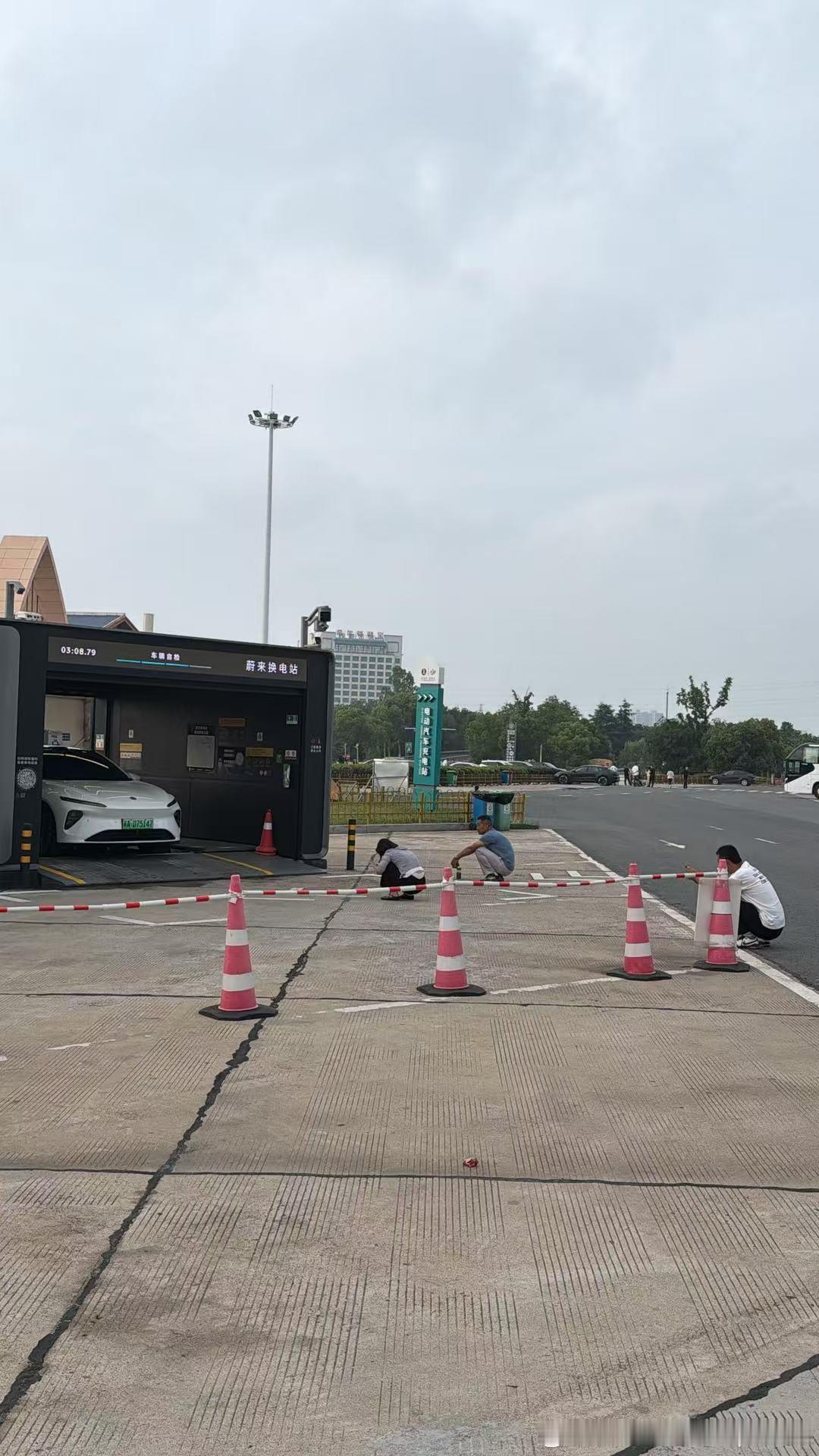 到现在还是随处可见蔚来蹲换电站还是得多做传播，不了解的人依旧很多，谁让咱们是人口