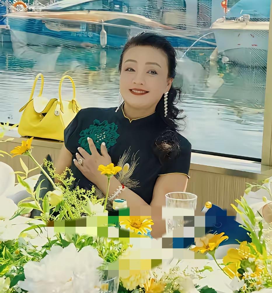 真正的气质从不由年龄定义，兰姐最新穿搭状态，惊艳了无数网友，让人彻底读懂何为从容