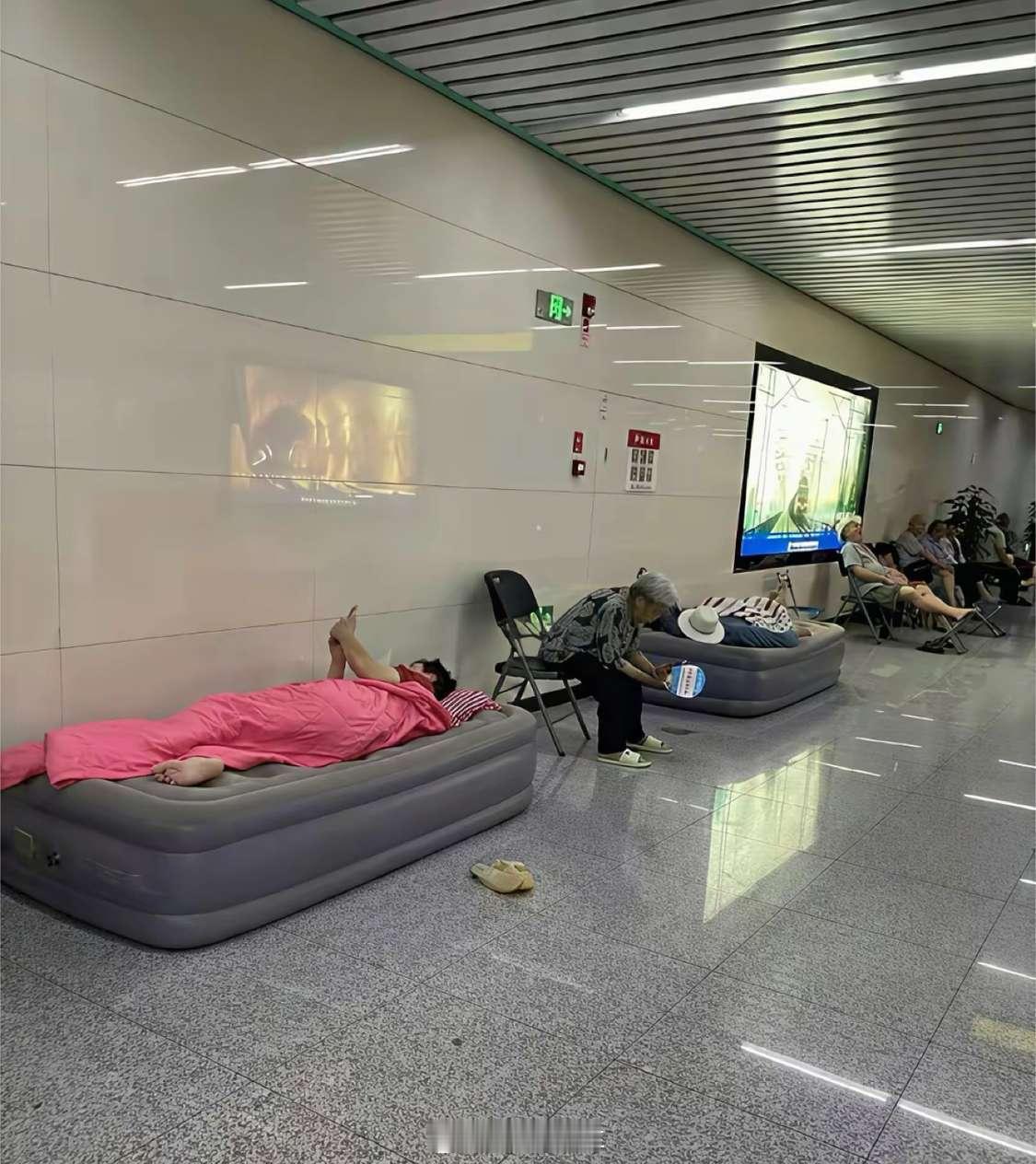 为了蹭空调，这群人恨不得把家都搬过来