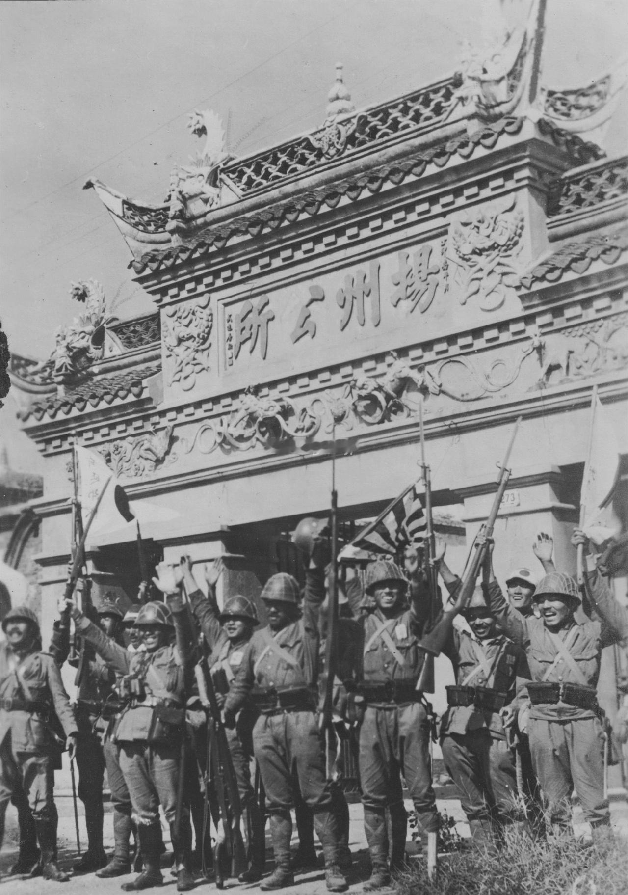 飞扬军事 1937年10月，占领上海闸北扬州会馆的日本海军陆战队。 