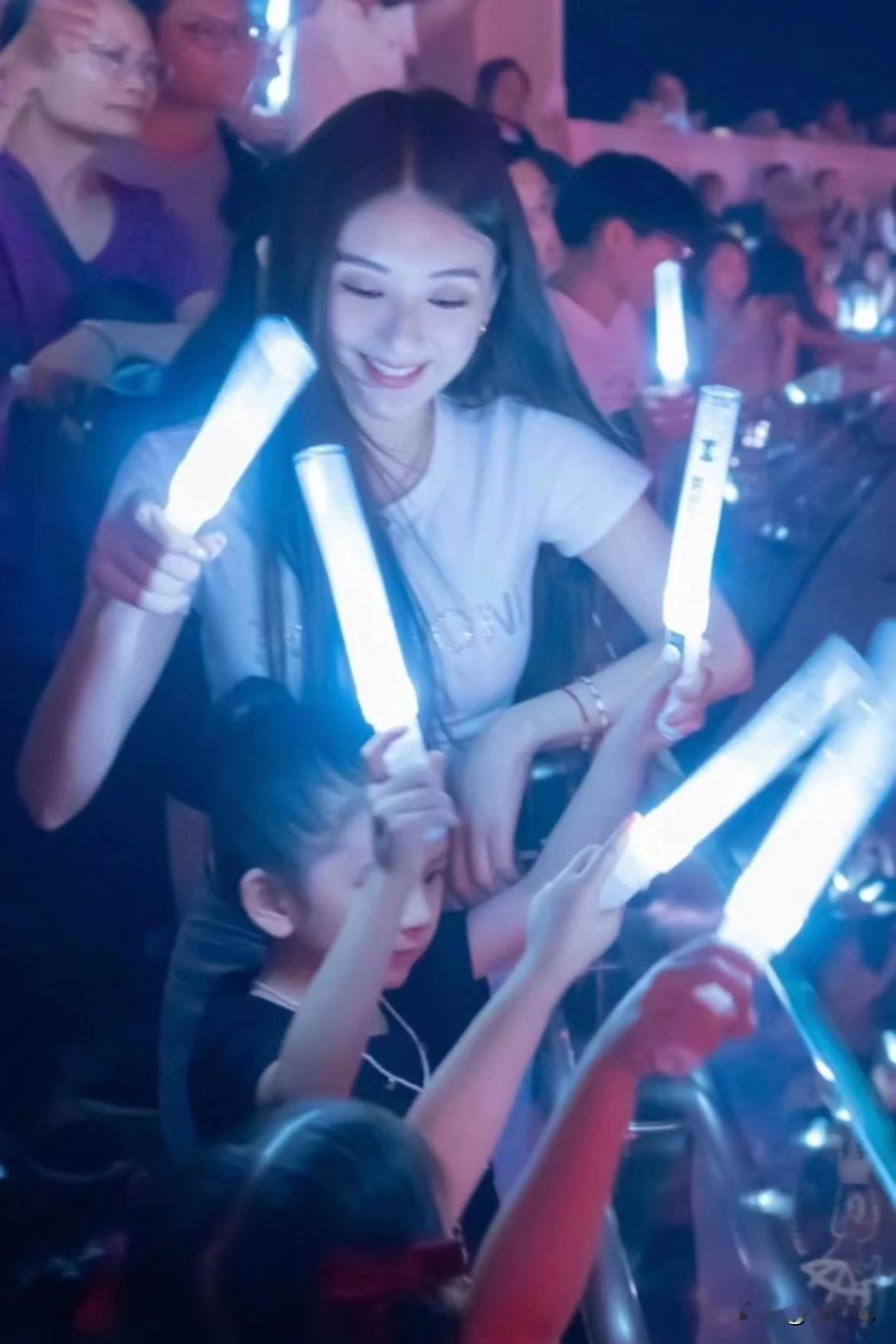 郭富城的女儿也太好看了吧？
大女儿像妈妈方媛，小女儿像爸爸郭富城。
不得不说，大