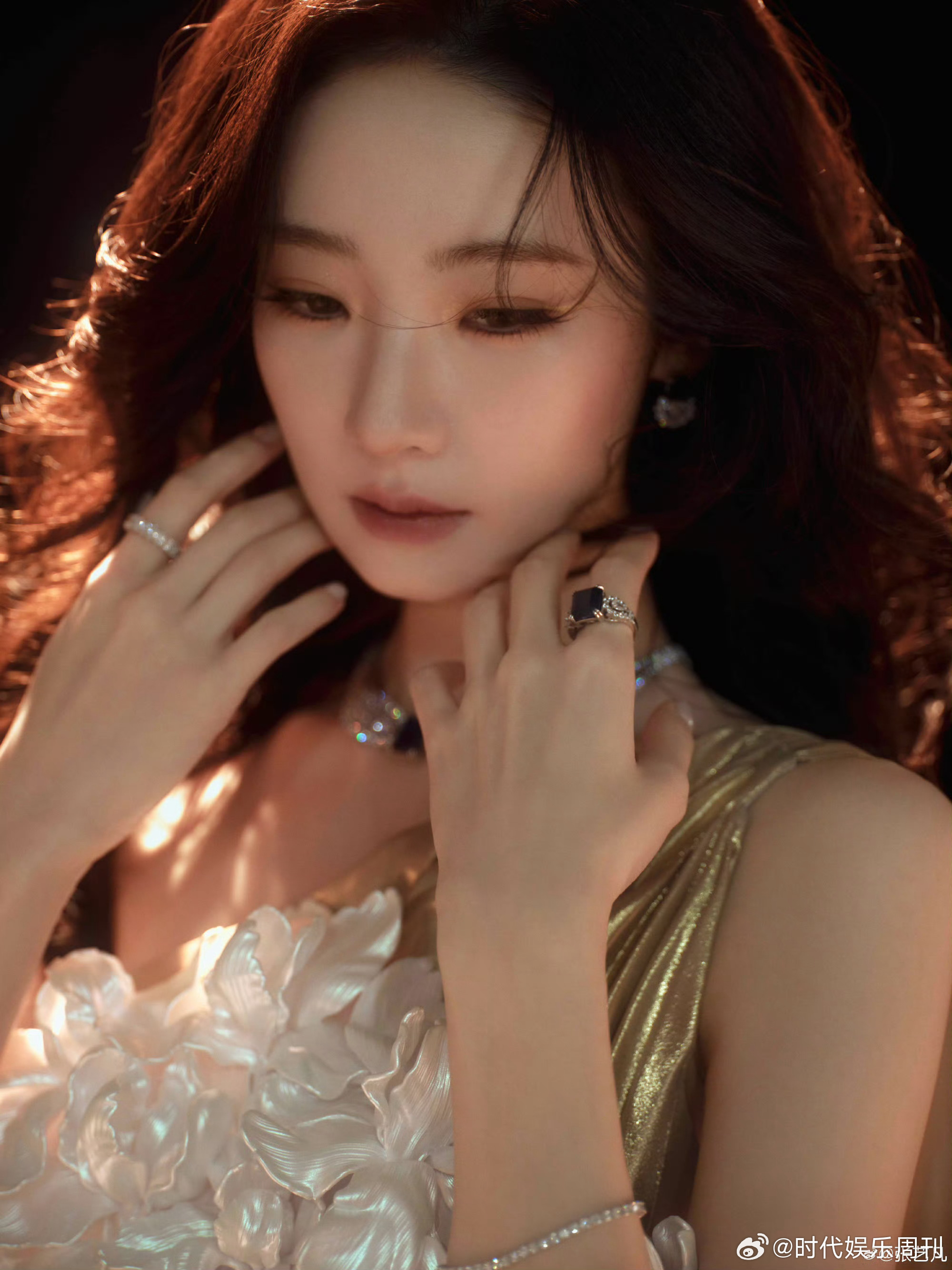 张艺凡时装周神女造型都来看张艺凡拿着蜡烛神女走秀这段！张艺凡拿蜡烛走秀张艺凡神女