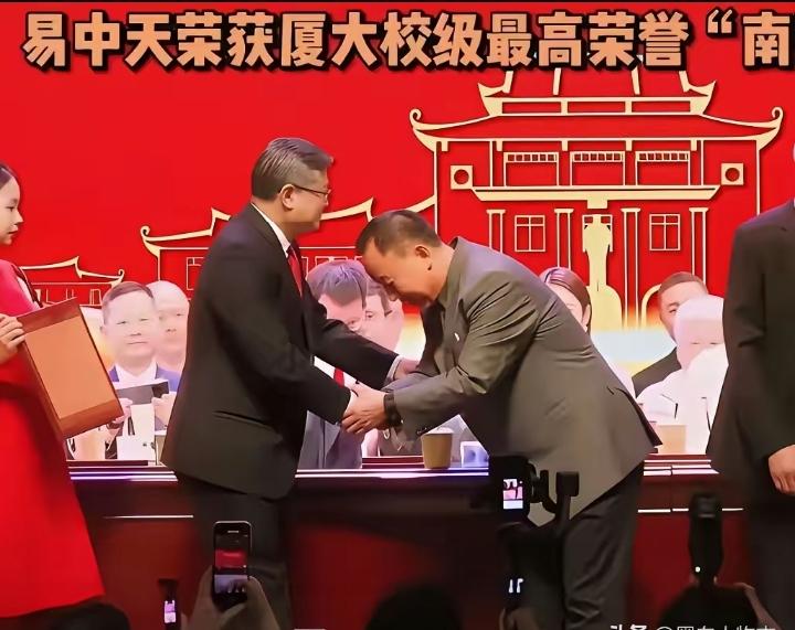 大师虽然是大师，但是也很接地气啊，
他也是个凡人，也有七情六欲，见到领导，也会低