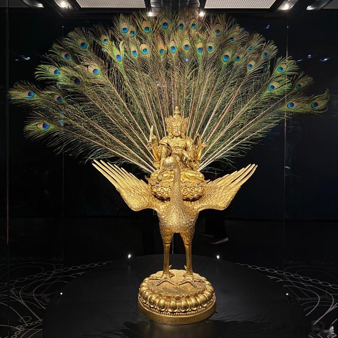 2026新年新见第一宝物：明宣德铜鎏金孔雀明王像。柏林民族学博物馆藏，上海博物馆