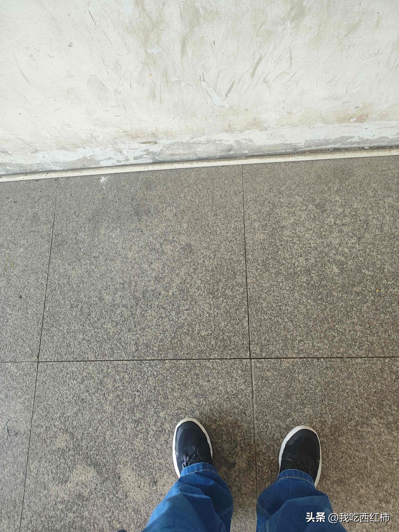 坐舍友电动车在路上爆胎了，我用a钱吗😭
平常我不怎么坐舍友的电动车，我说去食堂