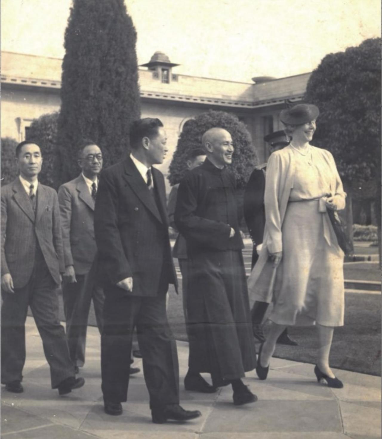 好多做历史科普的自媒体都闹了大笑话！这张1942年蒋介石访印的老照片里，站在他身