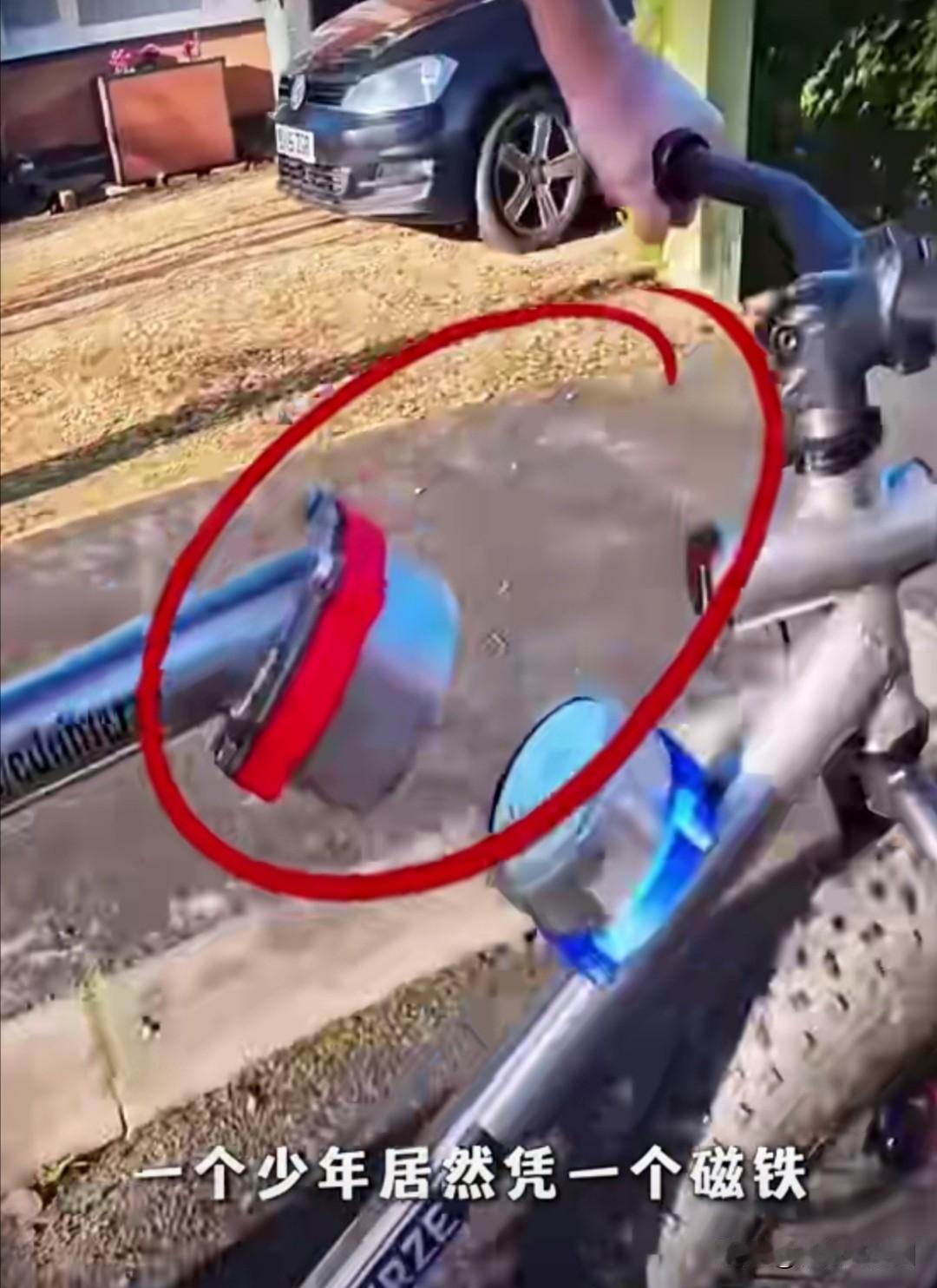 据腾讯科技4月27日报道，国外一少年发明了一套用于自行车的磁悬浮悬挂系统。其设计