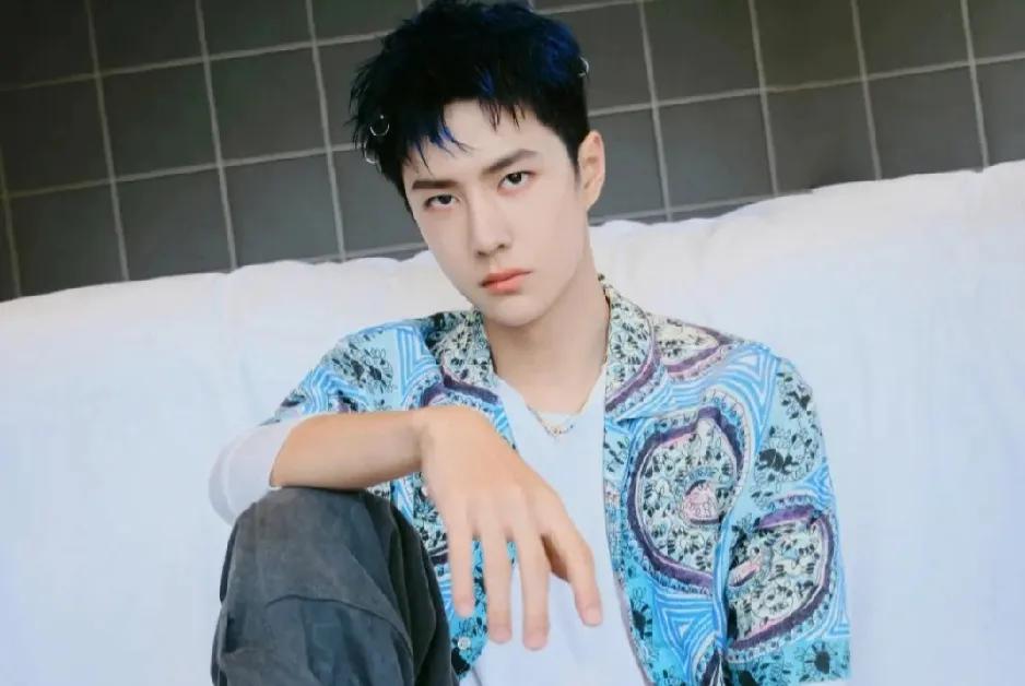 #你喜欢爱豆王一博还是硬汉王一博？#
我非常喜欢王一博的多面魅力，无论是舞台上的