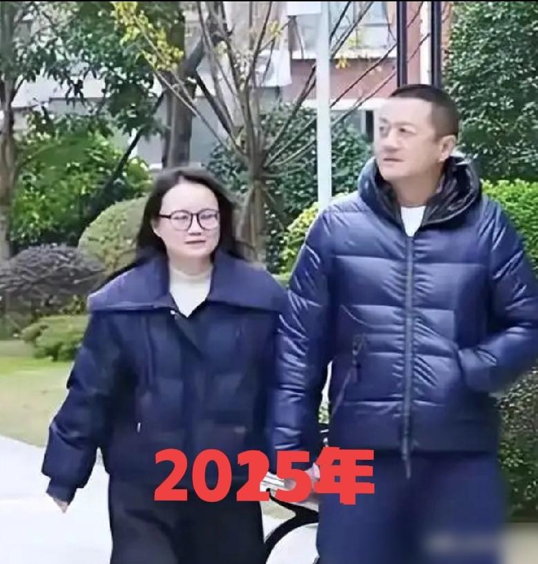 李亚鹏在2017年
​
和李嫣爬山的时候
​
就穿着这个羽绒服，
​
2025年