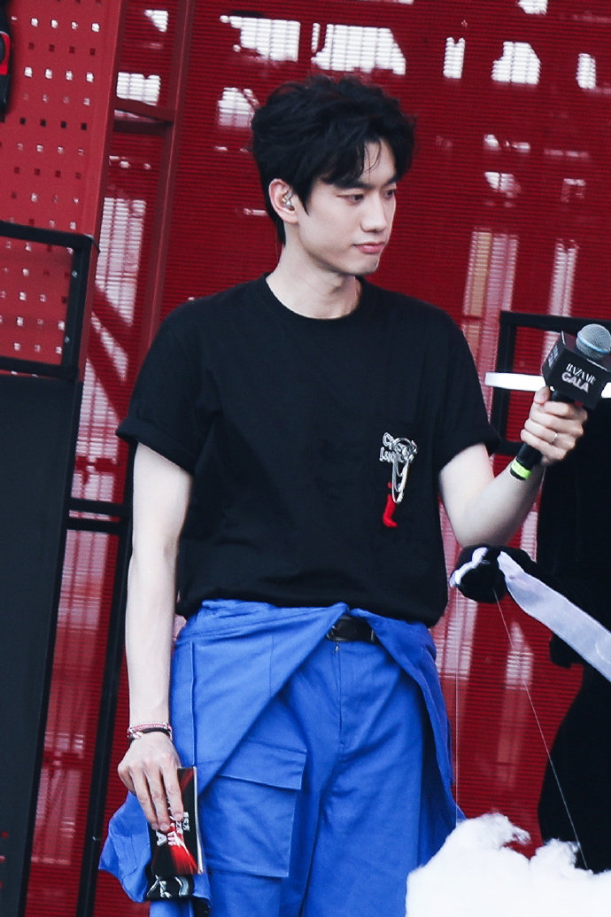 庞博脱口秀白月光地位不倒今夜喜友秀岁月不败温柔，庞博的白月光魅力从未褪色 