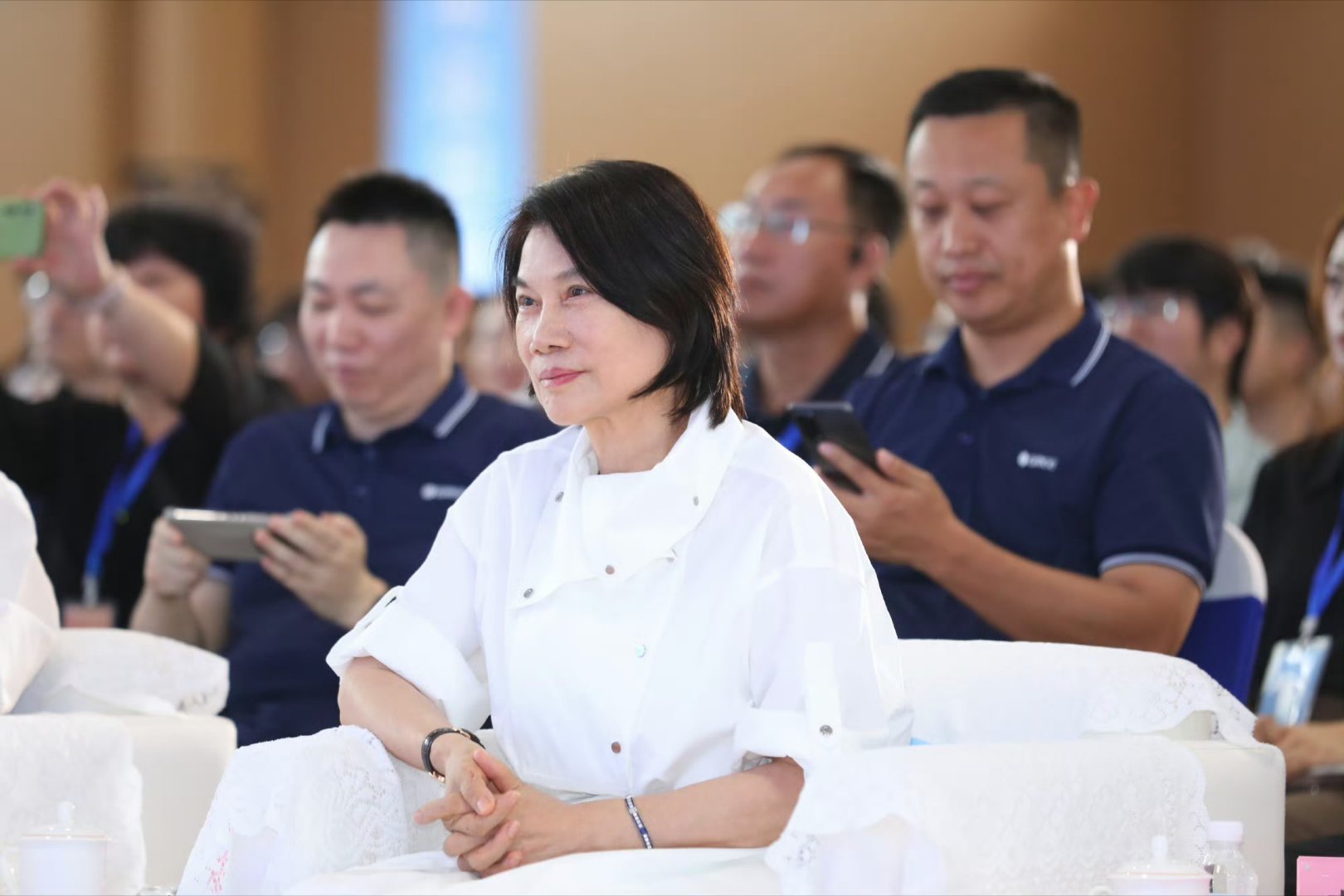 董明珠现身格力技工学校72岁的董明珠以校长身份现身刚启动招生的格力技工学校 