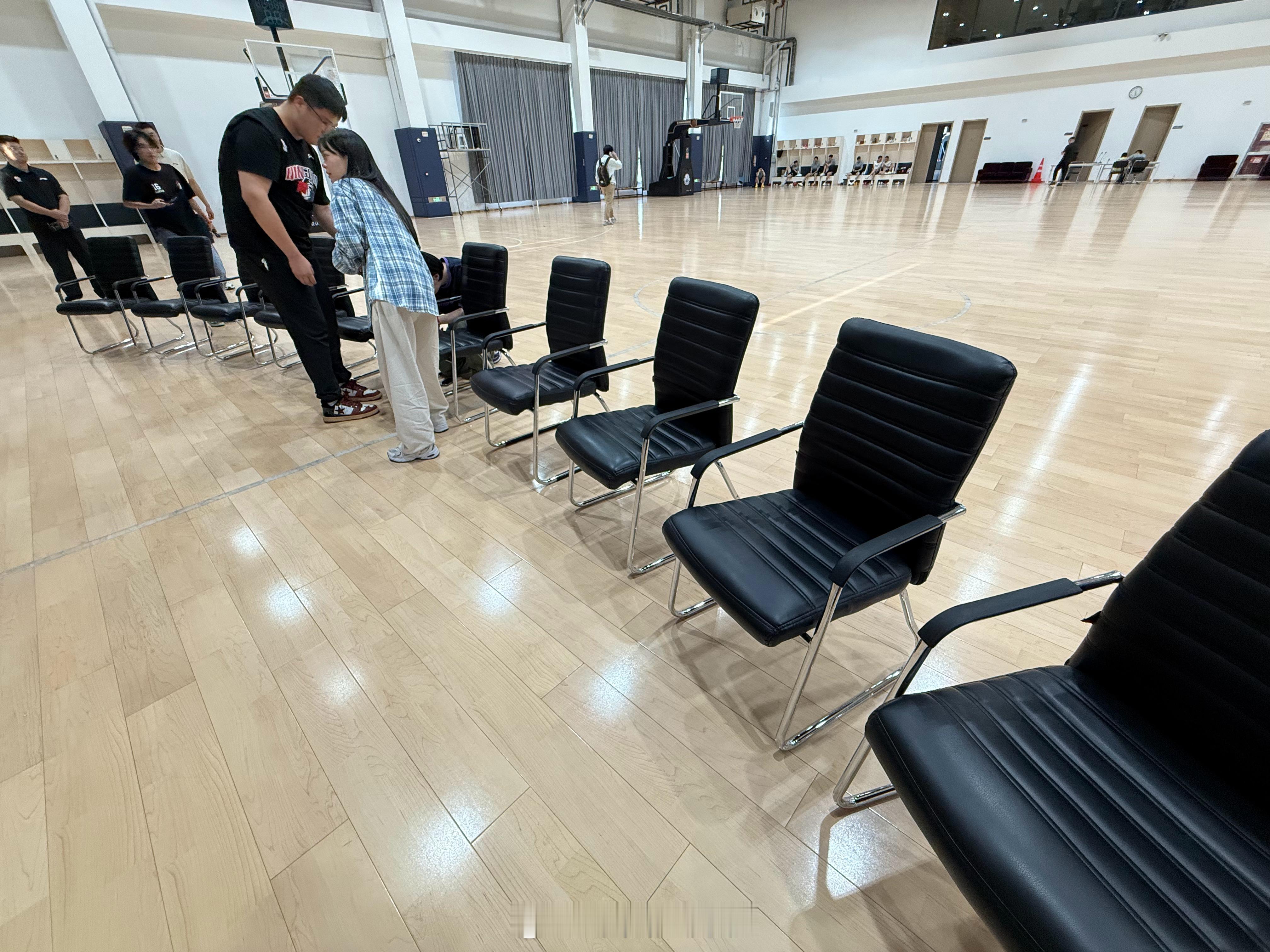 来了很多媒体，等一个人[偷笑]杨瀚森回国杨瀚森将不出战亚洲杯  ​​​