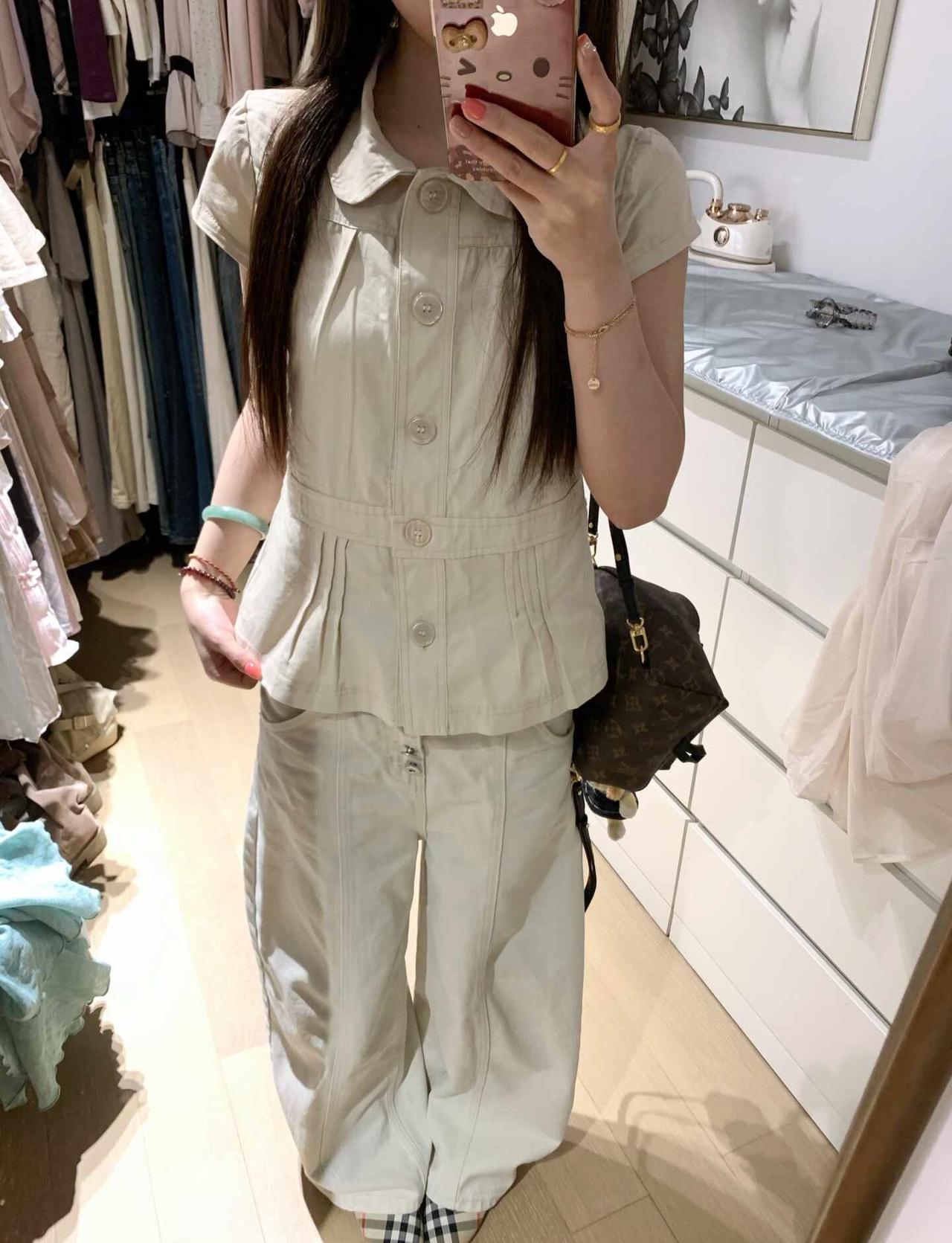 要夏天了...穿点舒服的料子！
一套纯棉！！穿上舒服到不想脱～
越简单越随意就越