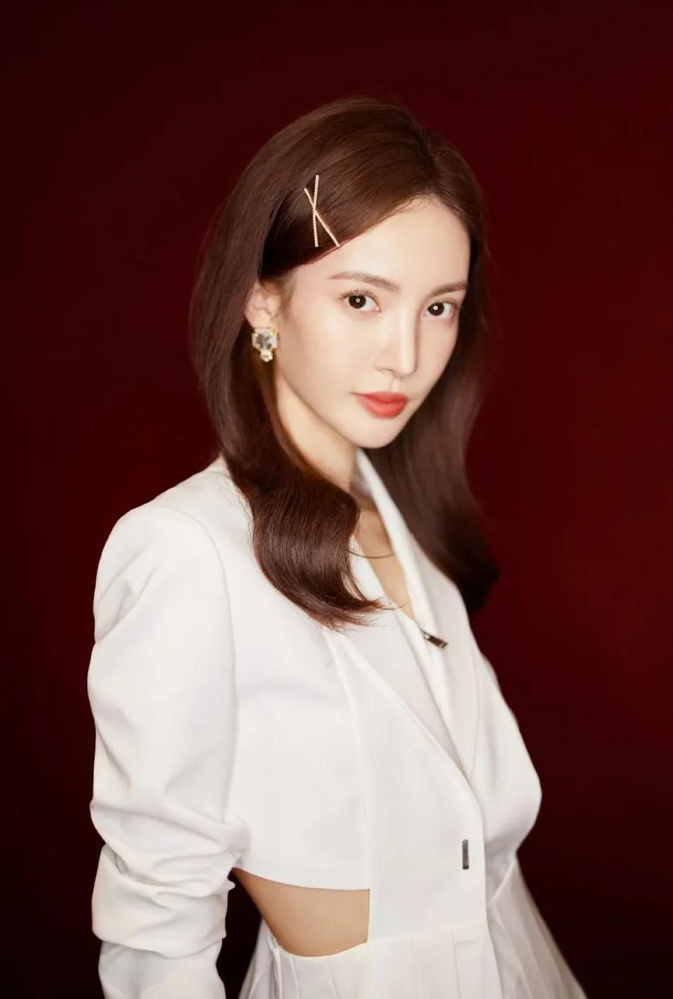 我感觉谁也拿不下金晨。她应该不会嫁人的。
金晨自出道以来男朋友就没断过。有内地萧
