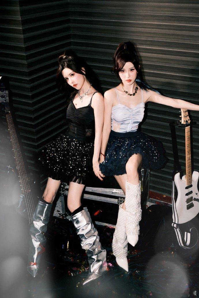 #by2腰身比#BY2的这身装扮太迷人！吊带凸显纤细腰肢，蓬蓬裙彰显气质甜美。完