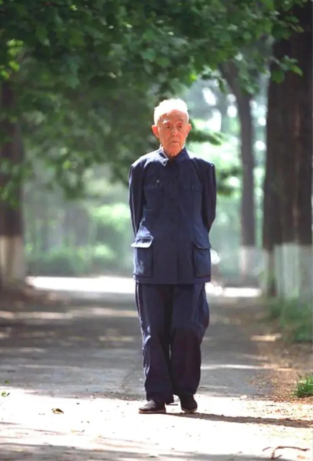 社会学家说，人死如灯灭。三代之后，再无人记得你的模样和事迹。与其总操心子女过得好
