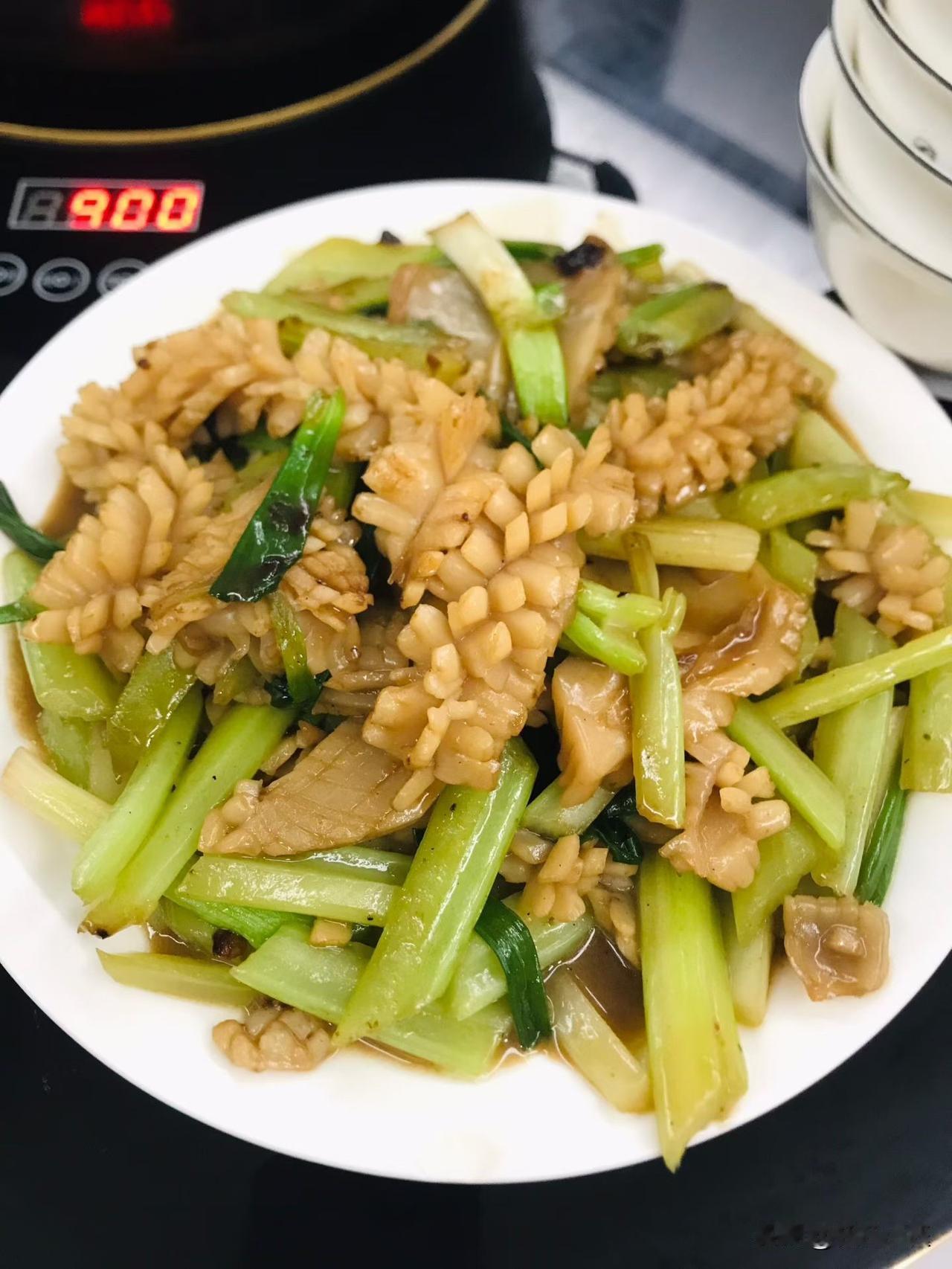 下班回家懒得搞复杂菜，翻出冰箱里的鱿鱼和芹菜，简单切吧切吧下锅炒。鱿鱼改了花刀，