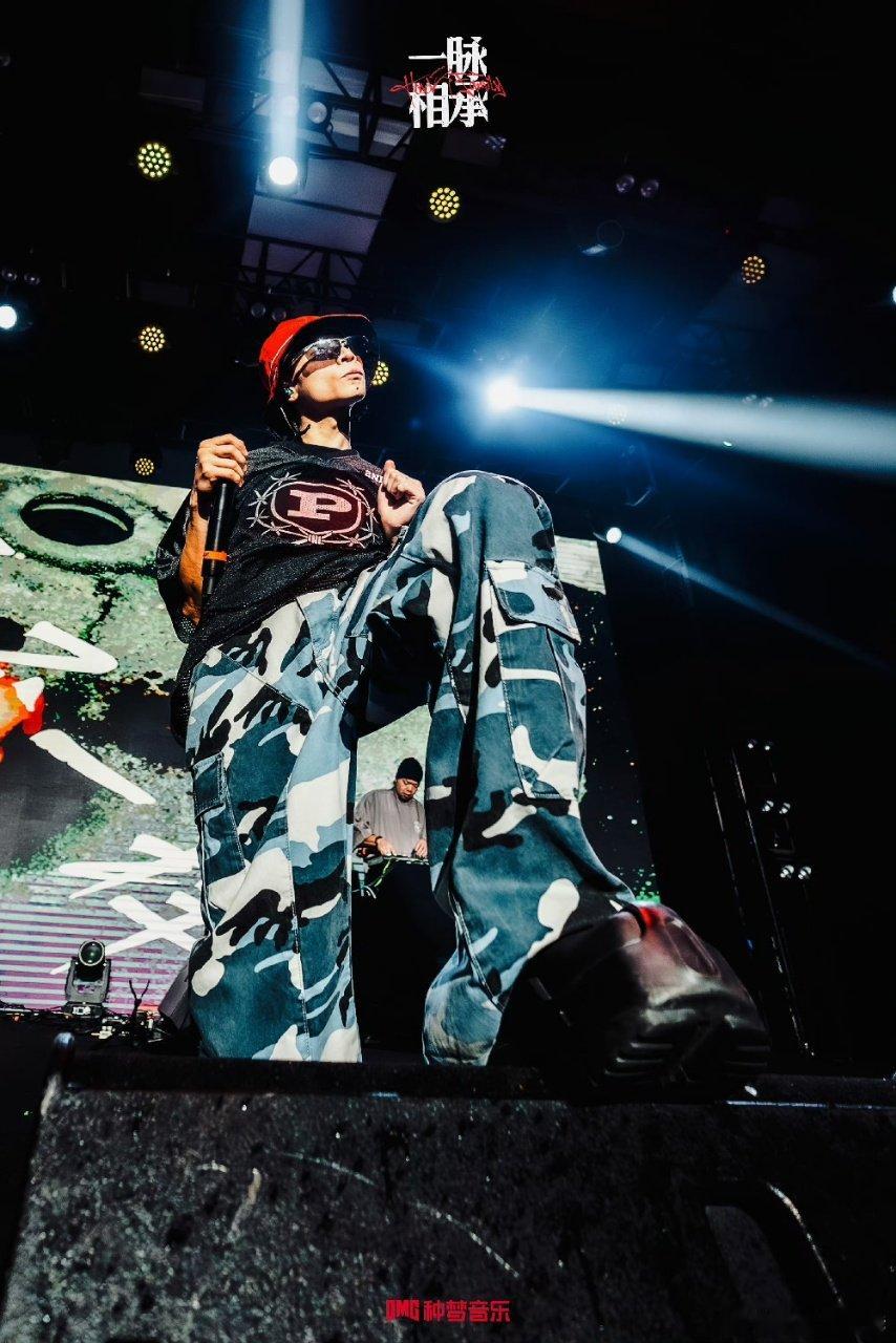 GAI布瑞吉新歌重庆忠勇 GAI为重庆足球创作助威曲 重庆忠勇，声震江湖。GAI