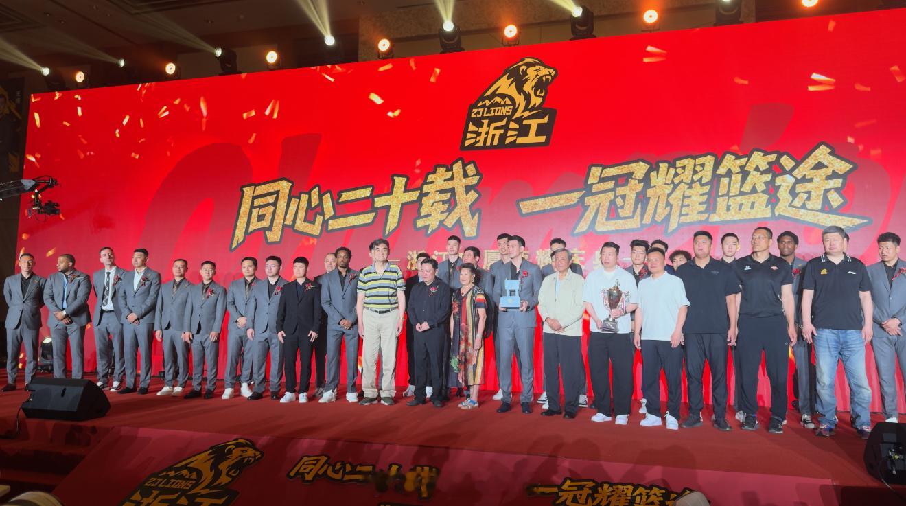 浙江广厦男篮今晚举办庆功宴，叶湘玉、李春江、王非、贾楠等昔日老臣全部到场见证，林