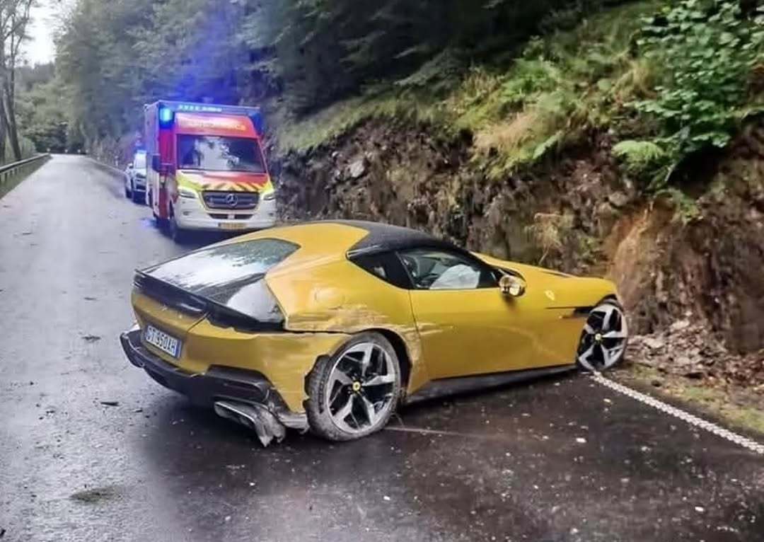 卢森堡，法拉利12Cilindri首撞，据说是媒体试驾车...[傻眼]   