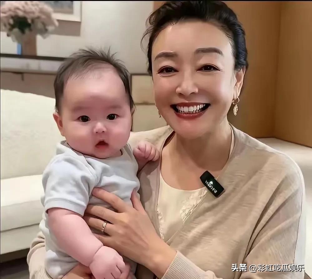 兰姐终于如愿抱到了孙子，汪小菲是老来得子，张兰是老来得孙。

汪宝儿是大眼睛，更