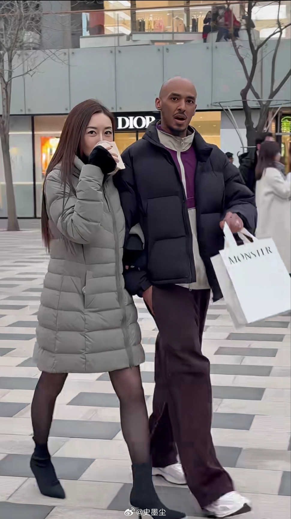 拍一下老黑还骂人！这女的根式一脸骄傲的样子！就她真的是光宗耀祖了！ 