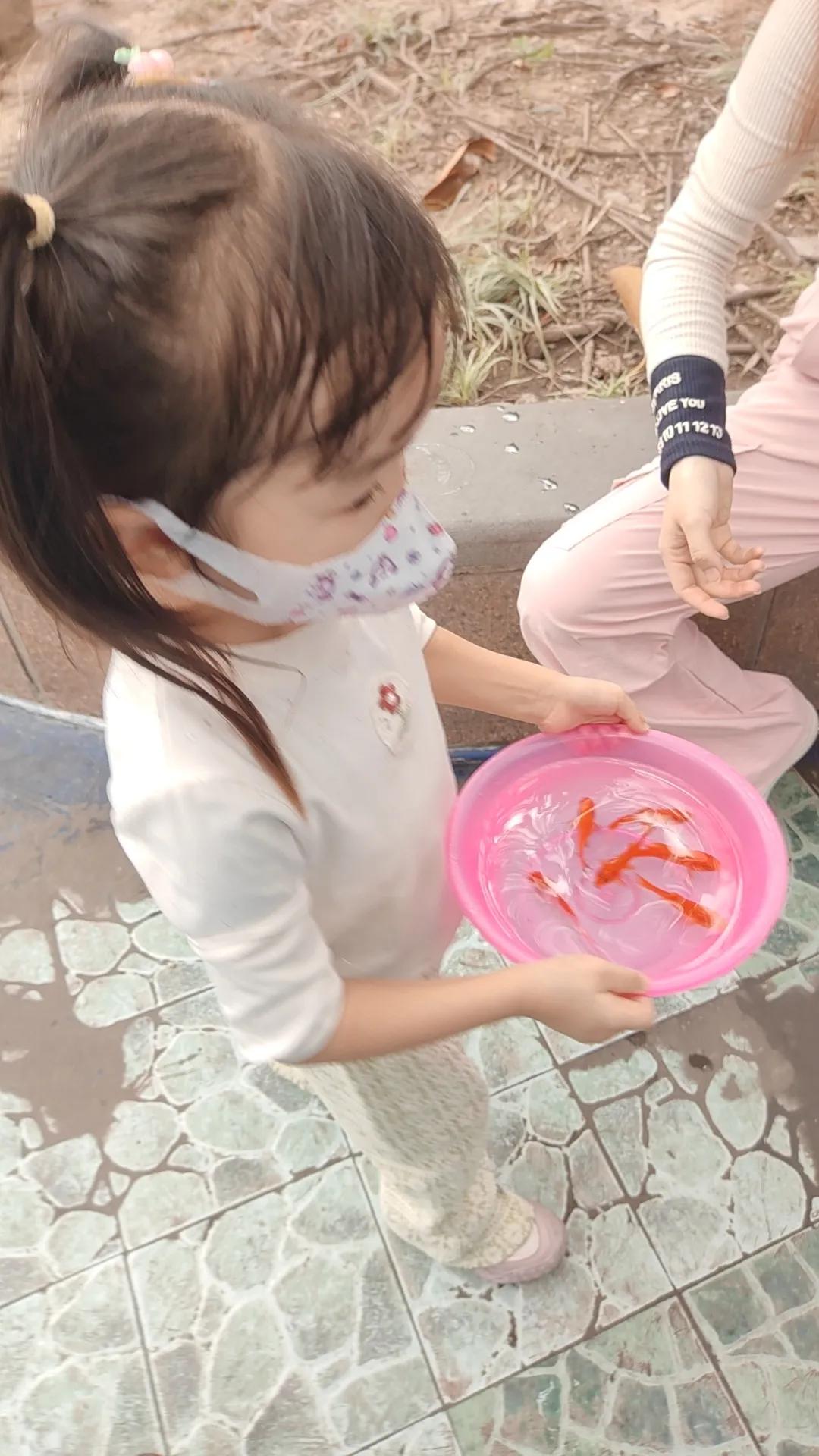 上联：酒里忧愁少，请高手对下联水中快乐多。