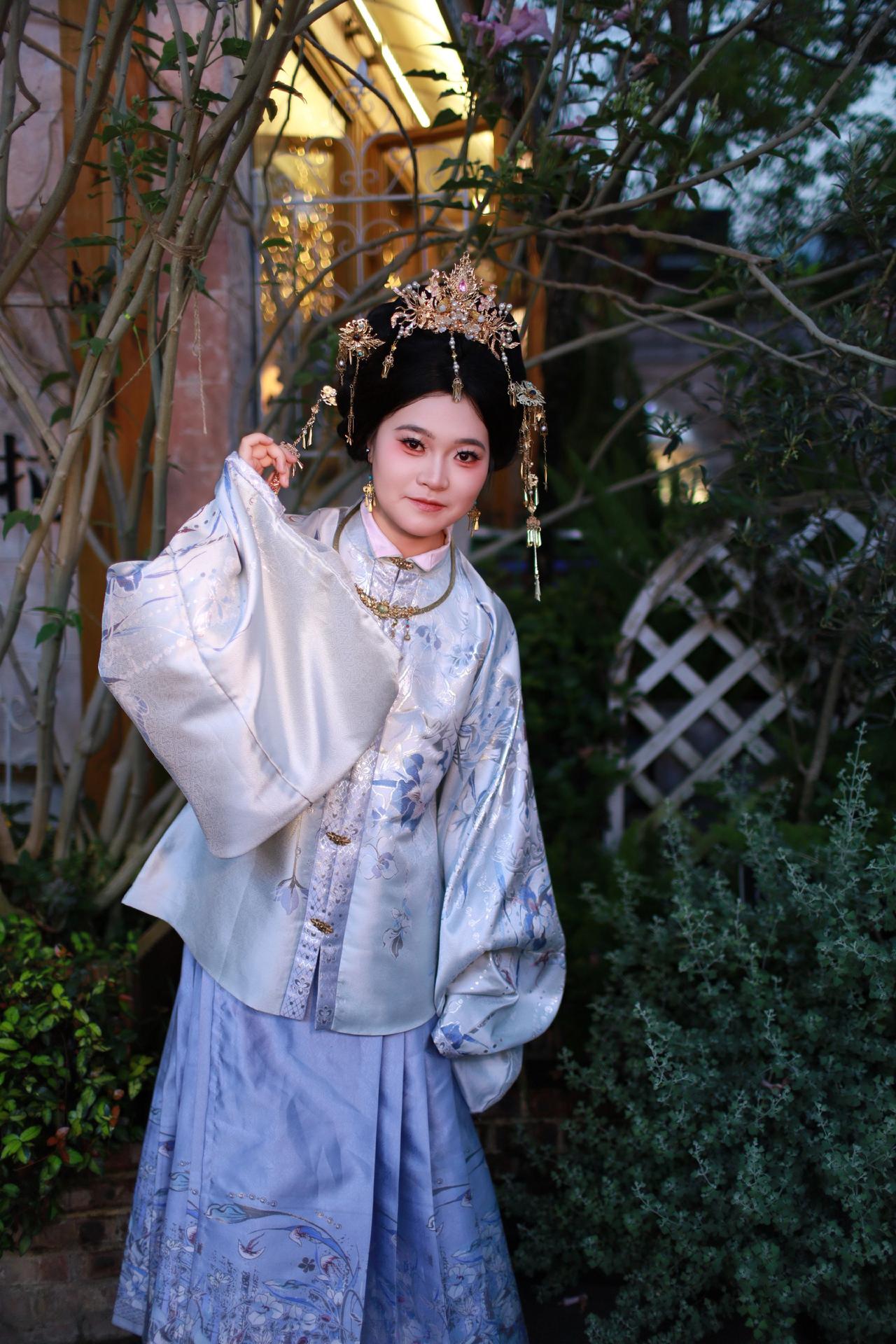 古镇随拍～～民族妆造体验 汉服旅拍攻略 汉服妆造旅拍 秀出新国风