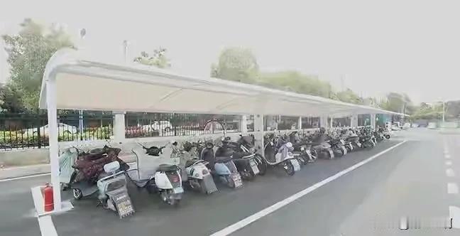 规范两轮电动车管理，加大充电桩投入、布点是当务之急。现在每个小区都出现充电桩拥堵