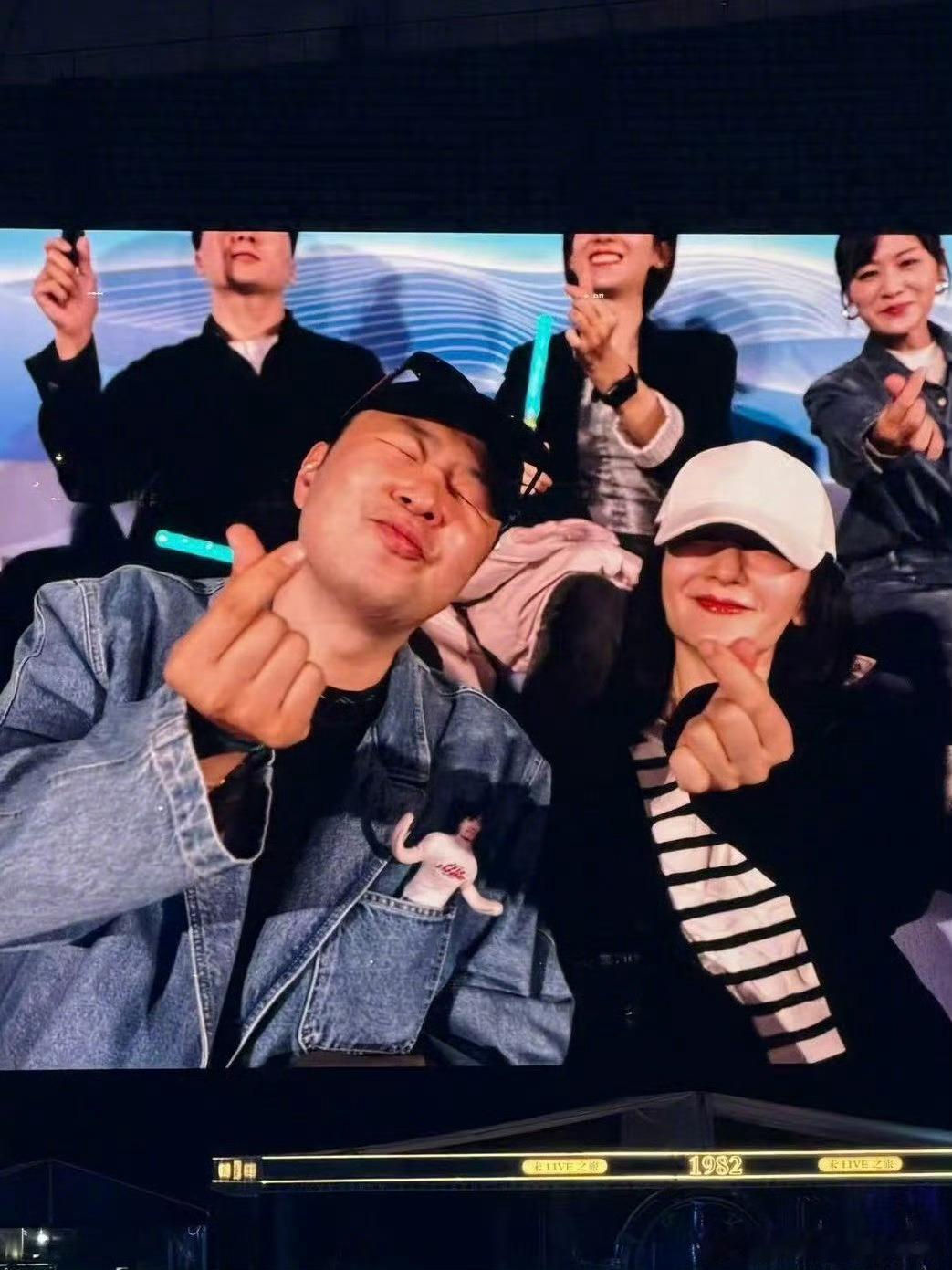 杜海涛上张杰演唱会小火车了太幸运啦！杜海涛坐上张杰演唱会小火车沉浸式看演，直呼现