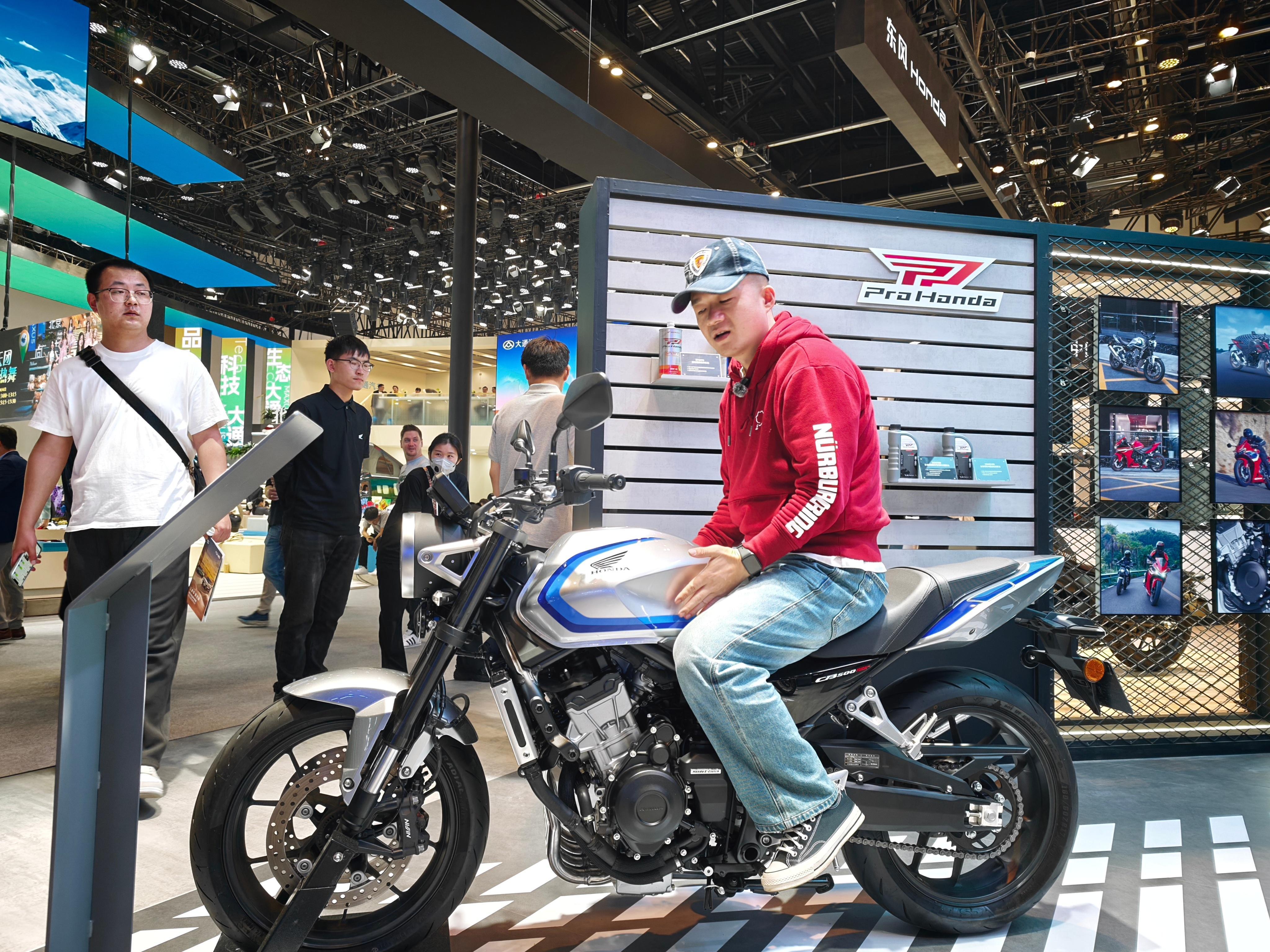 谁还没个做摩托车手的梦呢？今年找机会，我去学摩托车下赛道去。本田展台也太好玩了，