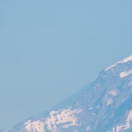 ⛰️⛰️生活总免不了被细碎的烦恼裹挟，偶尔会沮丧疲惫，会觉得努力没有回响，也会羡
