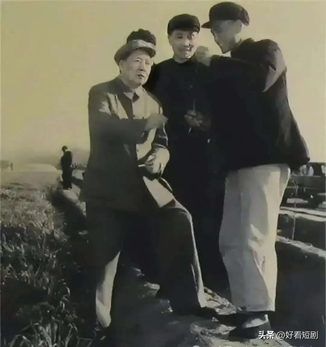 。他不生搬硬套外来理论，立足咱们本国国情摸索出路，走出农村包围城市的正确道路 。