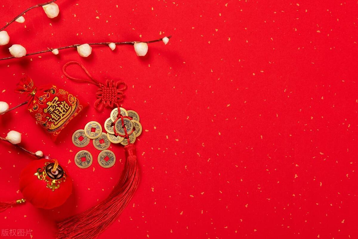 今天，我给奶奶打了个电话，电话那头她一直问我今年过年回不回家。
今年的经济实在太