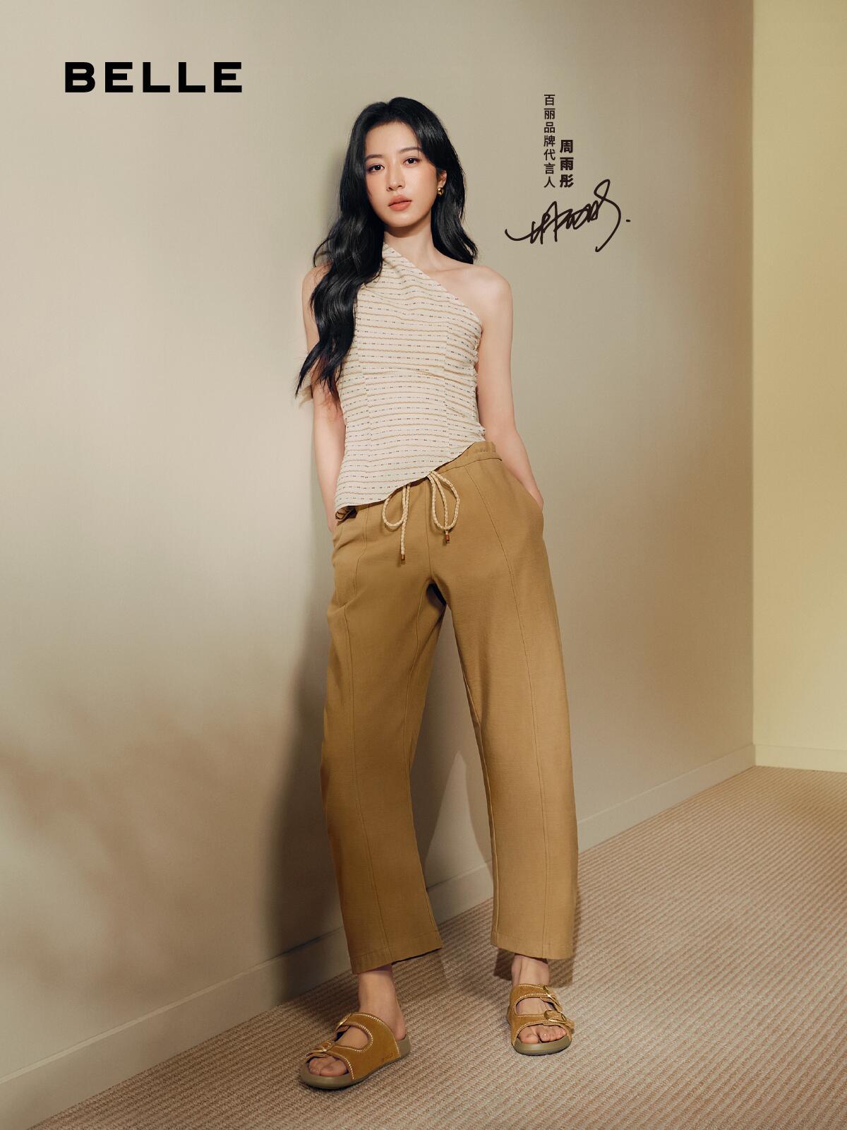 周雨彤百丽代言照 