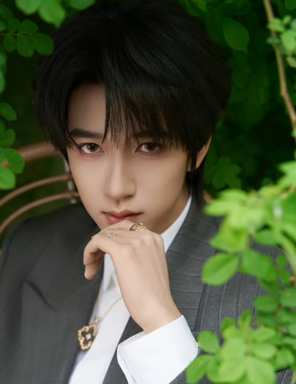 贺峻霖  今日 北京国际电影节 开幕式红毯造型，身着VERSACE西服套装，佩戴