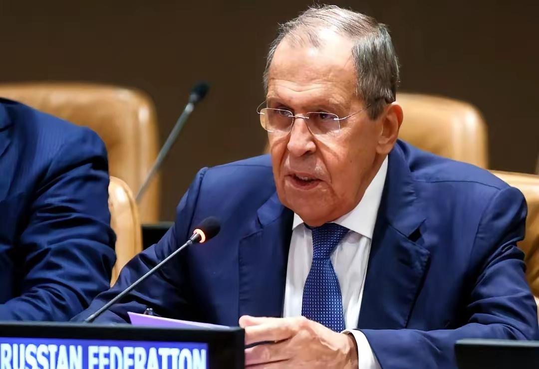 能天天给普京端茶倒水、翻会议纪要的心腹，居然是美国中情局的间谍。

这事儿也太吓