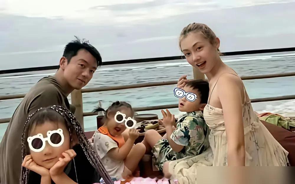 郑恺对苗苗绝对是真爱，苗苗三年生仨，老二老三就差12个月。 ​​​