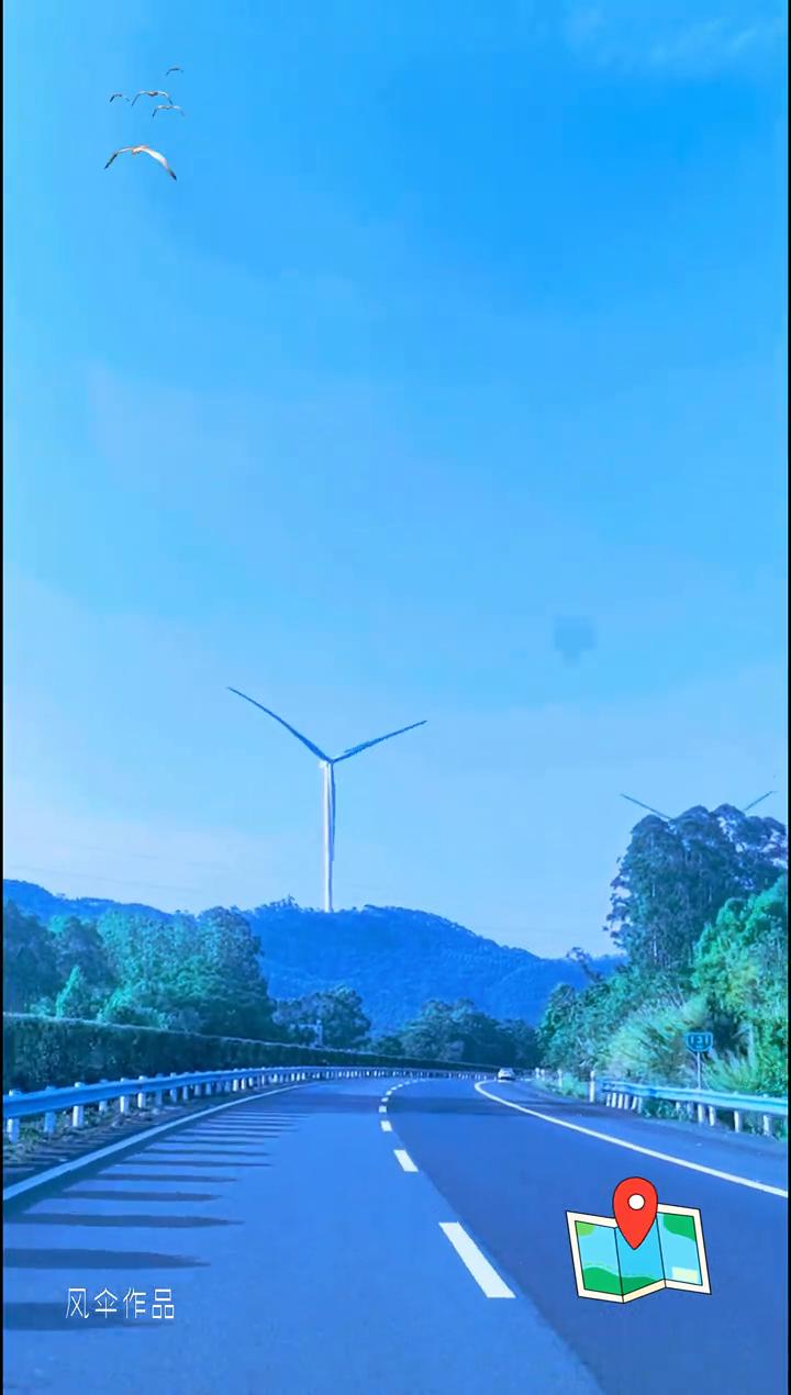 无人机旅友行进在途中，一边欣赏音乐，一边欣赏风电大风车。
灯影摇曳在岁月的河边，