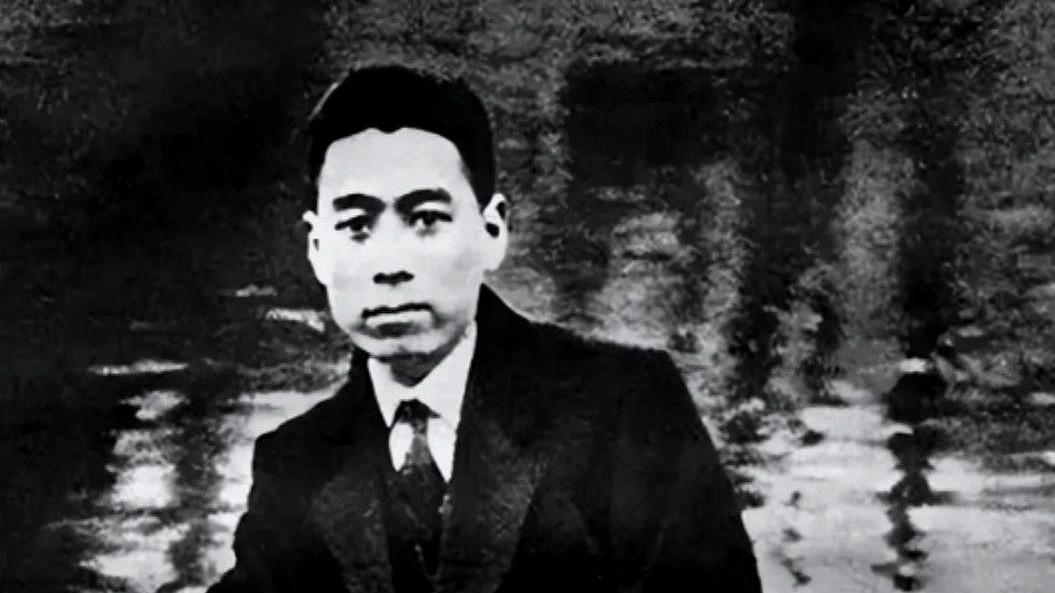 1927年，上海，周恩来被抓了。

负责审讯的国民党军官捏着卷宗站在牢门外，