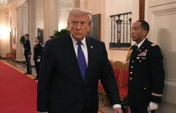 最近国际上出了个很有意思的信号：特朗普那边，居然在访华之前，主动把一笔快落地的 