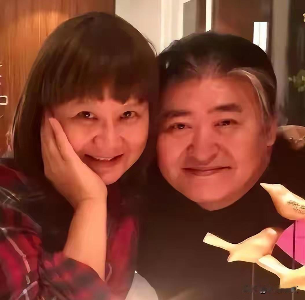 刘欢一生最让人羡慕的，不是他事业上的成就，而是他和爱人卢璐的爱情。
1988年，