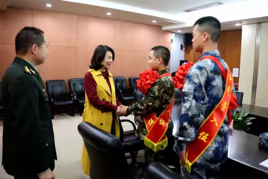 董明珠送青年参军，令人想起历史上那些送儿参军的画面
我记得2019年董明珠就开始